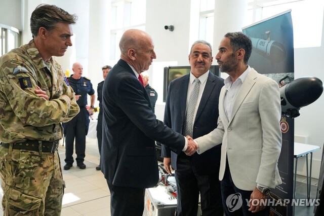 ▲ 23일(현지시각) 영국 런던 노스우드 영국군 상설합동본부에서 존 힐리 영국 국방부 장관(사진 왼쪽에서 두번째)이 걸프국 국방 관계자들과 인사하고 있다. 출처=로이터ⓒ연합뉴스