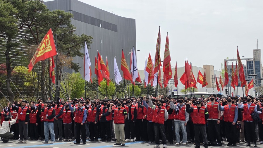 ▲ 삼성바이오로직스 노조가 24일 인천 바이오캠퍼스 1게이트 앞에서 열린 투쟁결의대회에 참여했다. ⓒ조희연 기자