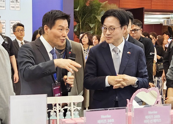 ▲ 신세계 대표이사 박주형 사장, 산업통상부 김정관 장관 ⓒ신세계백화점