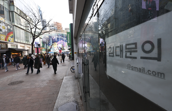 ▲ 서울 명동 거리의 한 상점 앞에 임대 안내문이 붙어 있다. ⓒ뉴시스