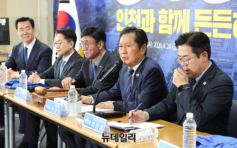 ▲ 정청래 대표가 24일 인천 연수구 정지열 연수구청장 후보 선거사무실에서 열린 더불어민주당 현장 최고위원회의에서 모두발언을 하고 있다. ⓒ인천=서성진 기자