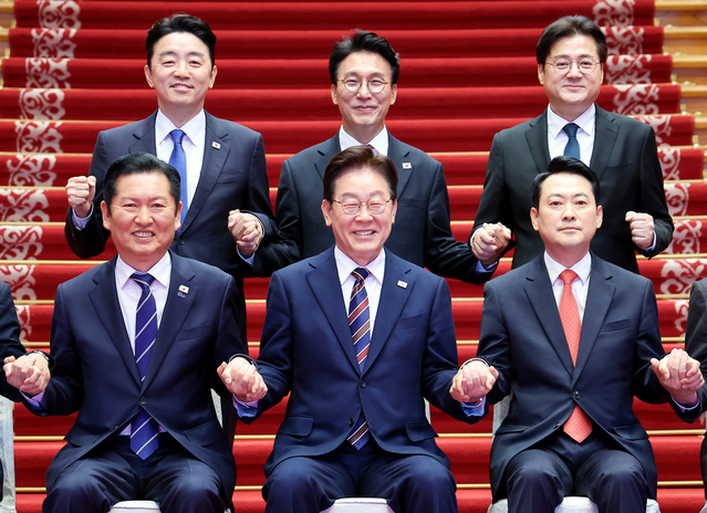 ▲ 이재명 대통령이 지난 7일 청와대에서 열린 여야정 민생경제협의체 회담 및 오찬에서 참석자들과 기념 촬영을 하는 모습. 앞줄 왼쪽부터 정청래 더불어민주당 대표, 이 대통령, 장동혁 국민의힘 대표. 뒷줄 왼쪽부터 강훈식 비서실장, 김민석 국무총리, 홍익표 정무수석. ⓒ뉴시스