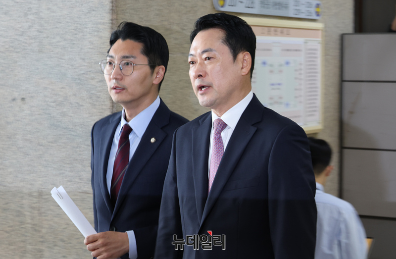 ▲ 장동혁 국민의힘 대표가 24일 국회에서 현안 관련 브리핑을 위해 입장하고 있다. ⓒ이종현 기자