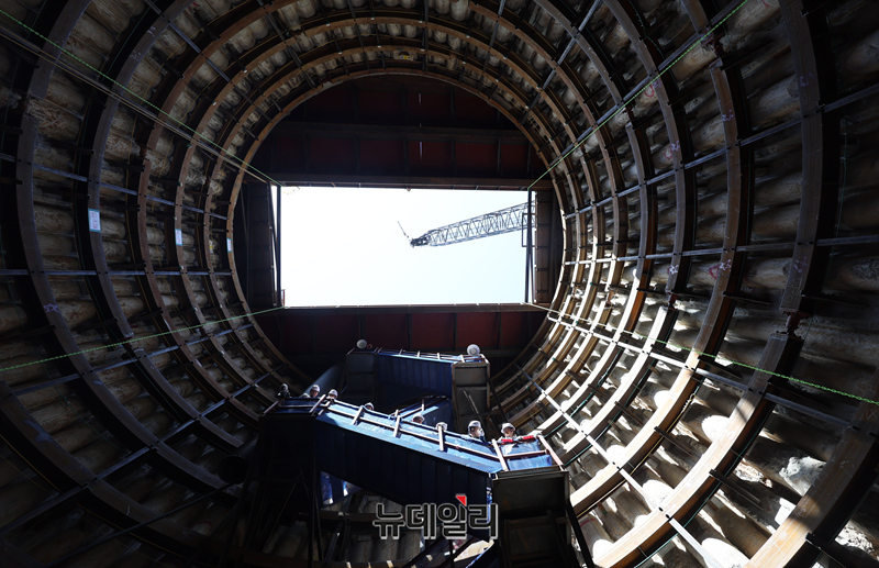 [포토] 지하18m 빗물터널 공사현장 점검 나선 오세훈 서울시장