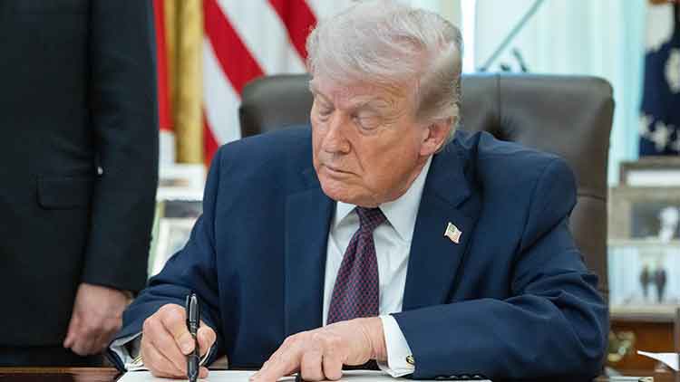 ▲ 3월 31일(현지시간) 미국 워싱턴 DC 백악관 집무실에서 행정 명령에 서명하는 도널드 트럼프 미국 대통령. ⓒ EPA=연합뉴스