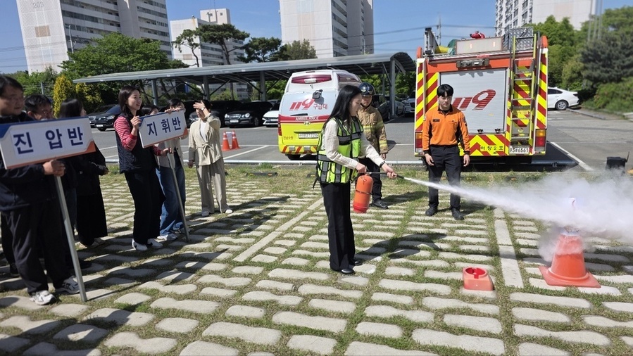 ▲ 한국농어촌공사 나주지사는 나주소방서와 함께 지사 사업장에서 소방합동훈련 실시_소화기 실습훈련ⓒ한국농어촌공사 나주지사 제공