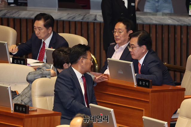▲ 송언석 국민의힘 원내대표와 유상범 원내수석부대표, 김은혜 원내정책수석부대표가 2025년 9월 25일 오후 국회에서 열린 본회의에서 의원들과 대화를 나누고 있다. ⓒ이종현 기자