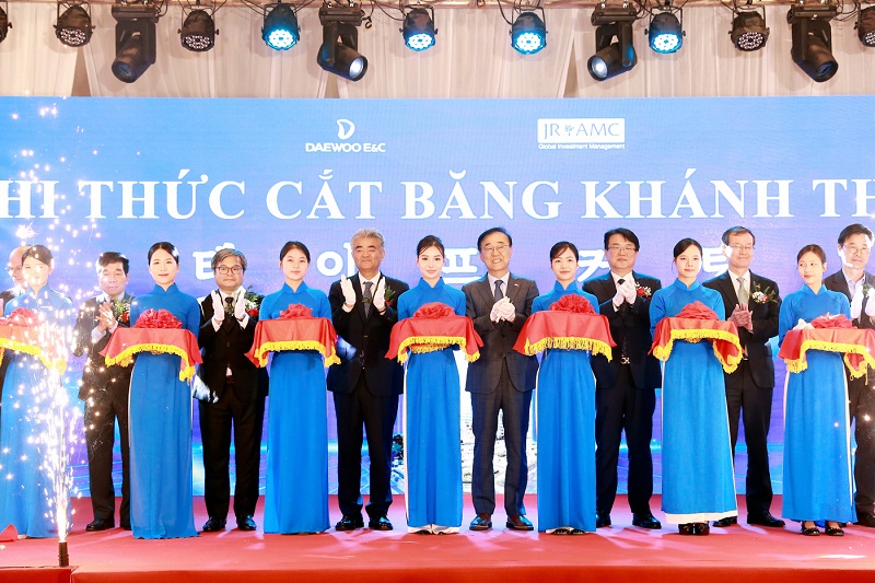 ▲ 지난 22일 하노이에 위치한 스타레이크시티에서 ‘B3CC1 복합개발사업’ 준공식이 열렸다. 사진 왼쪽부터 응우옌 꿕 히앱 베트남건설협회 회장, 쭝 비엣 중 하노이 부시장, 정원주 대우건설 회장, 김윤덕 국토교통부 장관, 한승 대우건설 글로벌인프라본부 본부장, 한만희 해외건설협회 회장, 김복환 KIND 사장ⓒ대우건설