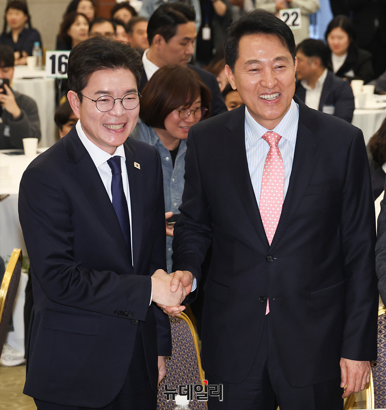 ▲ 오세훈 서울시장과 정원오 더불어민주당 서울시장 후보가 22일 오후 서울 용산구 백범 김구 기념관에서 열린 서울시 사회복지사협회 창립 40주년 행사에서 기념촬영을 하고 있다. ⓒ서성진 기자