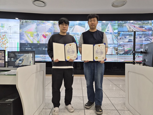 ▲ 성남수정경찰서로부터 감사장을 받은 김선수,박동우 관제요원. ⓒ춘천시