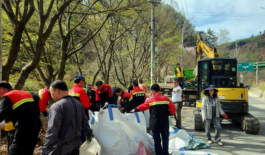 ▲ 가평군 상면 행정복지센터는 최근 5일동안 지난해 수해로 발생한 재난 폐기물을 일제히 정비했다 ⓒ가평군 제공