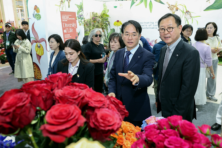▲ 2026 고양국제꽃박람회가 24일 일산호수공원 수변무대에서 개막식을 시작으로 17일간의 일정에 돌입했다 ⓒ고양특례시 제공