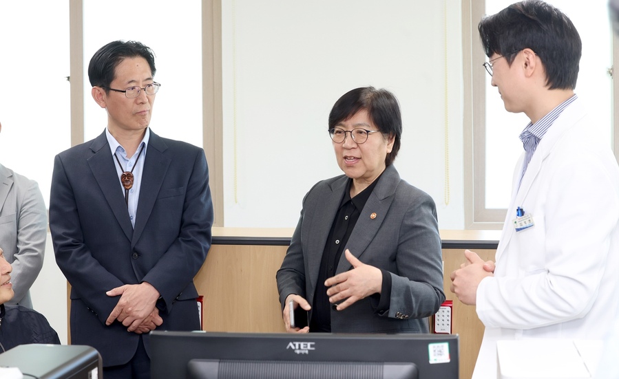 ▲ 경북도는 24일 정은경 보건복지부 장관이 영주시를 방문해 보건소 기능개편 현황을 점검하고 지역순회 간담회를 열어 취약지역 의료 공백 해소 방안을 논의했다.ⓒ경북도