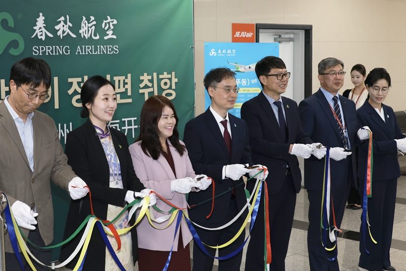 ▲ 이복원 충북도 경제부지사(왼쪽에서 네 번째)가 24일 청주국제공항 2층 귀빈실에서 열린 중국 춘추항공 '청주~상하이 정기노선 취항식'에 참석해 커팅식을 하고 있다. ⓒ충북도