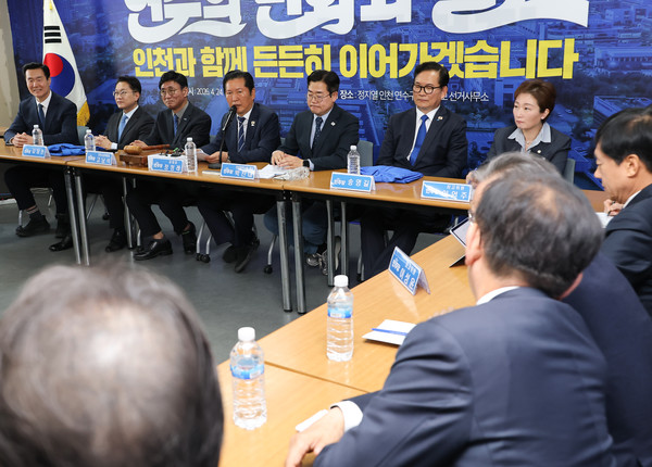 ▲ 더불어민주당 정청래 대표가 24일 인천 연수구 정지열 인천 연수구청장 후보 선거사무소에서 열린 최고위원회의에서 발언하고 있다.ⓒ 연합뉴스 제공