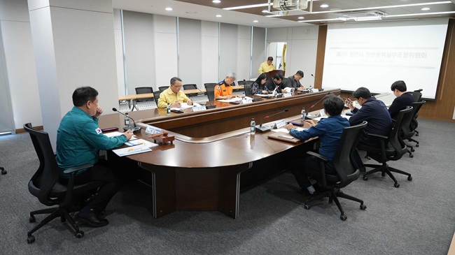 ▲ 강원 춘천시가 24일 시청 중회의실에서 '2026년 제2차 안전정책실무조정위원회'를 열고 지역축제 및 옥외행사 안전관리계획을 심의했다. 이날 회의엔 현준태 부시장을 위원장으로 춘천경찰서, 춘천소방서, 한국전기안전공사 등 관계기관과 행사 주최 측이 참석해 분야별 안전대책을 공유했다. ⓒ춘천시