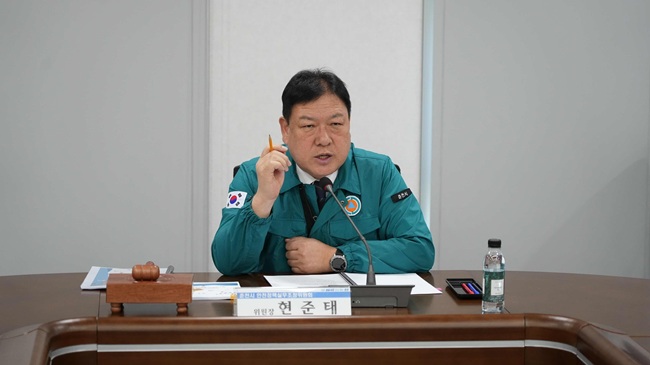 ▲ 강원 춘천시가 24일 시청 중회의실에서 '2026년 제2차 안전정책실무조정위원회'를 열고 지역축제 및 옥외행사 안전관리계획을 심의했다. 이날 회의엔 현준태 부시장을 위원장으로 춘천경찰서, 춘천소방서, 한국전기안전공사 등 관계기관과 행사 주최 측이 참석해 분야별 안전대책을 공유했다. ⓒ춘천시