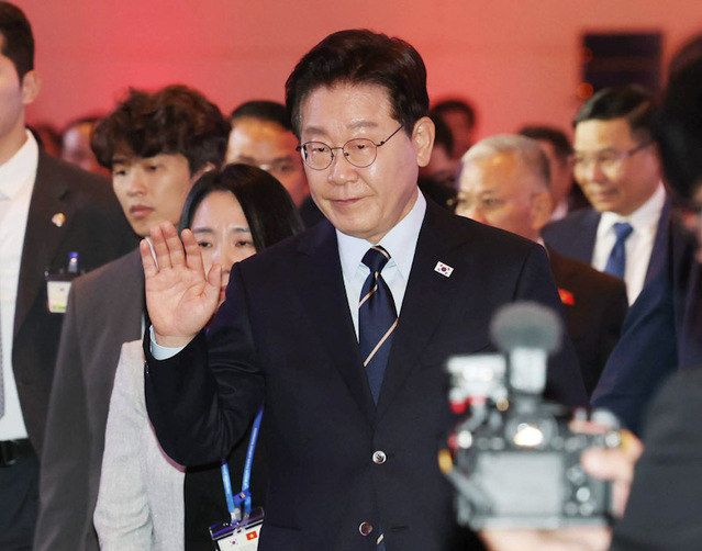 ▲ 이재명 대통령이 23일(현지시각) 베트남 하노이 한 호텔에서 열린 한-베트남 비즈니스 포럼에서 축사를 마친 뒤 퇴장하며 인사하고 있다. ⓒ뉴시스