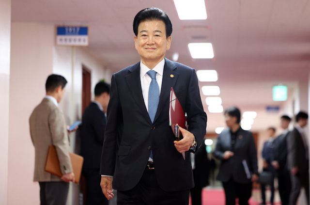 ▲ 정동영 통일부 장관이 지난 21일 서울 종로구 정부서울청사에서 열린 국무회의 겸 비상경제본부회의에 참석하고 있는 모습. ⓒ뉴시스