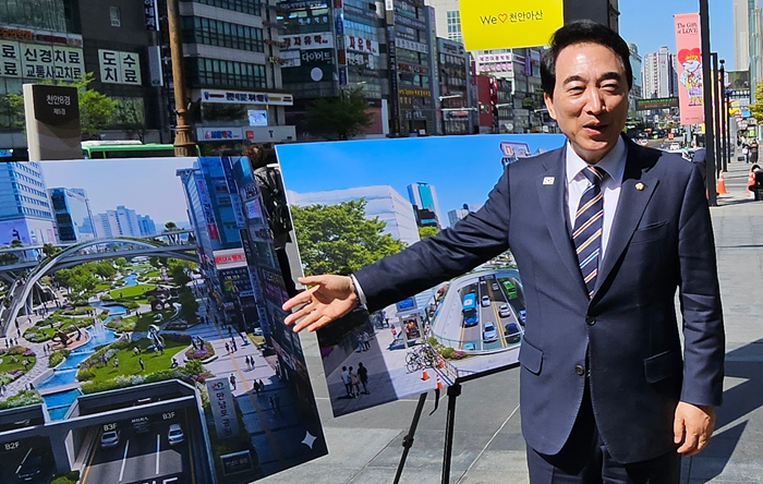 ▲ 박수현 더불어민주당 충남도지사 후보가 24일 천안 만남로에서 지역경제 활성화 방안을 논의한 뒤 기념촬영을 하고 있다.ⓒ선거 캠프