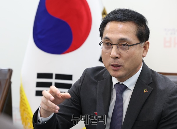 ▲ 박희조 대전동구청장이 24일 본지와의 만남에서 ‘권력이 아닌 책임’을 전면에 내세웠다. ⓒ김경태기자
