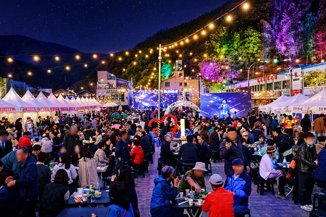 ▲ 강원 태백시의 봄 대표 축제인 '2026 태백 천상의 산나물 축제'가 24일 개막했다. 태백시는 이날 오후 6시 장성탄탄마당 중앙무대에서 산나물축제 개막행사를 열고 26일까지 다양한 프로그램을 운영한다. 축제 기간 곰취·어수리·눈개승마·산마늘·두릅 등 태백 대표 산나물을 한자리에서 만날 수 있다. 개막식엔 이철규 국회의원, 김동균 태백부시장 등이 참석했다. ⓒ태백시