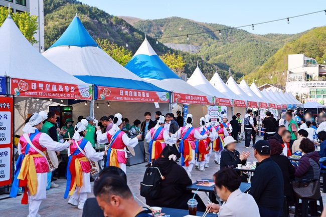 ▲ 강원 태백시의 봄 대표 축제인 '2026 태백 천상의 산나물 축제'가 24일 개막했다. 태백시는 이날 오후 6시 장성탄탄마당 중앙무대에서 산나물축제 개막행사를 열고 26일까지 다양한 프로그램을 운영한다. 축제 기간 곰취·어수리·눈개승마·산마늘·두릅 등 태백 대표 산나물을 한자리에서 만날 수 있다. 개막식엔 이철규 국회의원, 김동균 태백부시장 등이 참석했다. ⓒ태백시