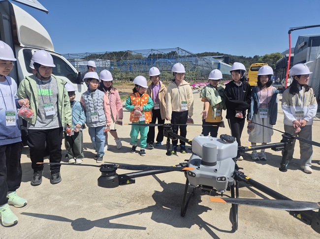 ▲ 평창군농업기술센터가 미래 농업 인재 양성을 위해 농업기술센터 인재육성관에서 '2026년 스마트농업 인재 육성 교육'을 추진한다. 24일 안미초등학교 18명과 주진초등학교 5명을 대상으로 진행됐다. ⓒ평창군