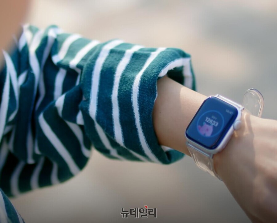 ▲ 손목닥터9988 이용자가 걸음수를 확인하고 있다. ⓒ서울시