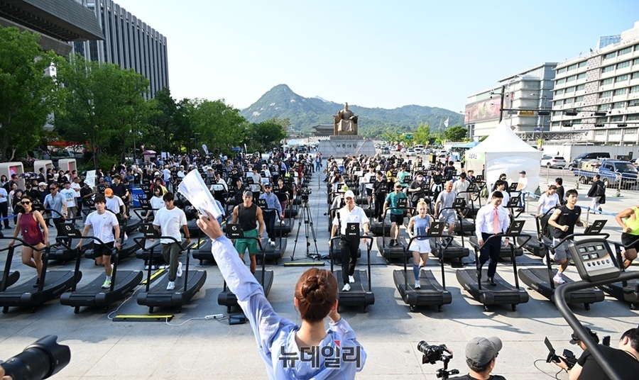 ▲ 손목닥터9988 100만 명 이용 기념행사에 참석해 걷는 오세훈 서울시장 ⓒ서울시