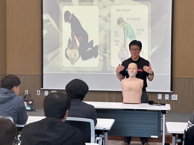 ▲ 평창군시설관리공단(이사장 최순철)이 지난 23일 평창 치유의숲에서 33명의 직원을 대상으로 '2026년 응급처치 교육'을 실시했다. ⓒ평창군시설관리공단