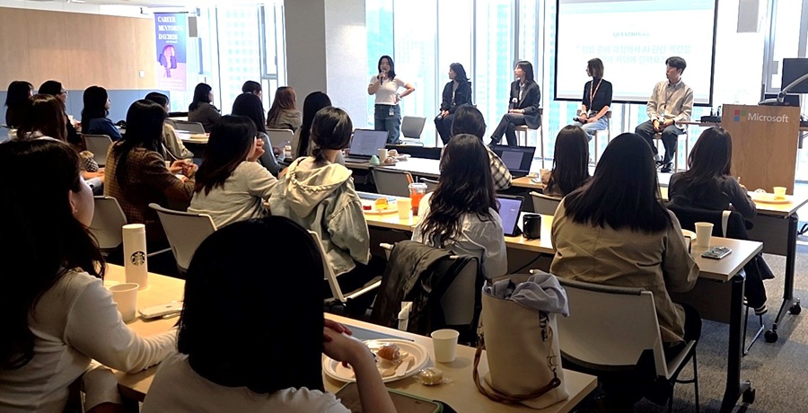 ▲ 커리어 멘토링 데이에서 멘토로 나선 한국MS 현직자들이 직무 등과 관련해 설명하고 있다.ⓒ덕성여대
