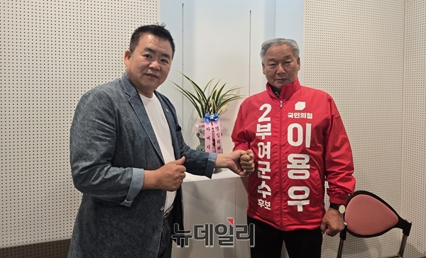 ▲ 본지 김경태 기자와 이용우 전 군수.ⓒ김경태기자