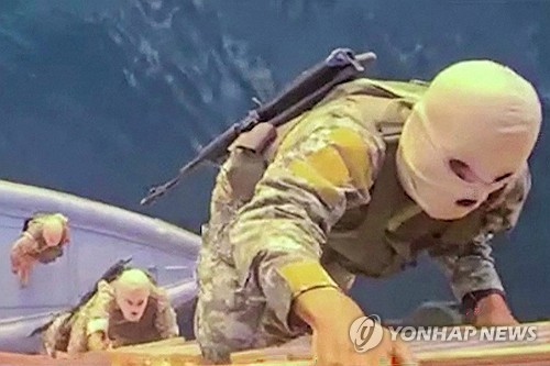 ▲ 호르무즈 해협 통과 선박에 승선하는 이란 혁명수비대 해군. 출처=AFP ⓒ연합뉴스.