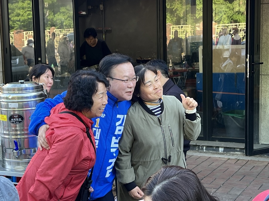 ▲ 민주당 김부겸 후보는 26일 개소식을 갖고 지지세 확장에 나선다. 사진은 김 후보가 대구시민과 만나는 장면.ⓒ김부겸 후보실