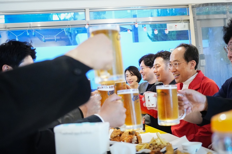 ▲ 경제부총리 겸 기획재정부 장관을 지낸 추경호 의원은 풍부한 행정 경험과 정책 전문성을 강점으로 내세우며 지지세 확장에 나서고 있다. 사진은 지난 20일 저녁 청년 창업인들과 치맥 간담회를 갖는 모습.ⓒ추경호 의원실