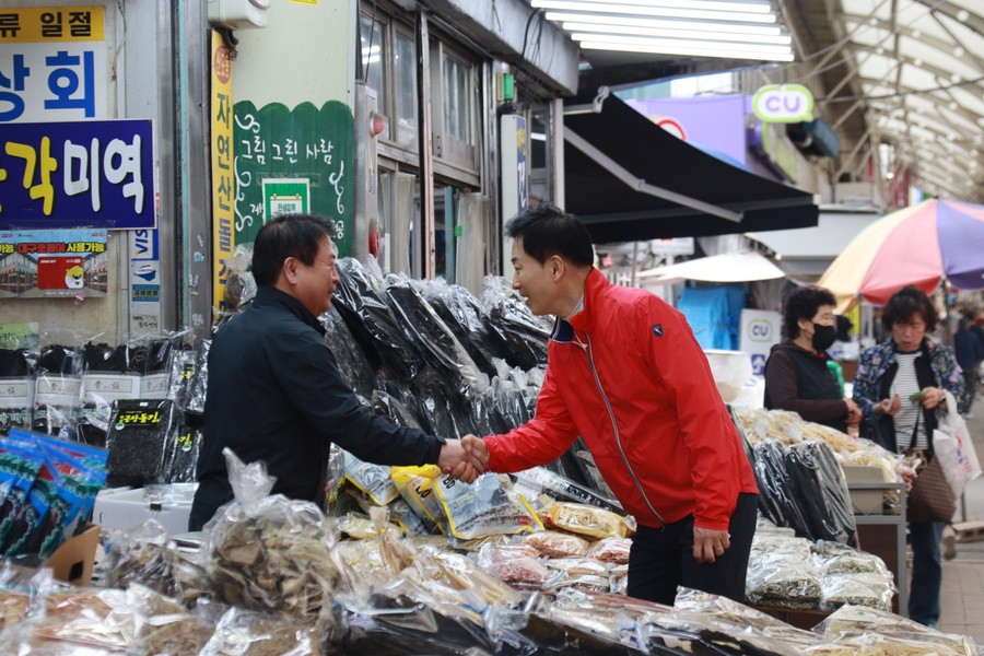 ▲ 유영하 의원은 정치적 상징성과 지지층 결집력을 기반으로 차별화를 시도하고 있다. 사진은 유 후보가 전통시장에서 유권자와 만나는 장면.ⓒ유영하 의원실