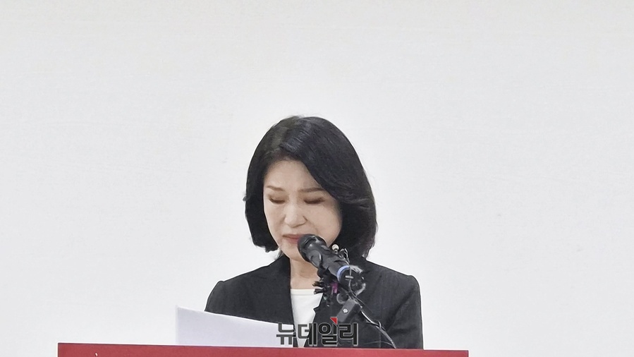 ▲ 이진숙 전 위원장은 25일 오전 국민의힘 대구시당 강당에서 기자회견을 열고 “대구시장 예비후보라는 자리를 내려놓는다”고 밝혔다. 불출마를 선언하면서 이 전 위원장은 잠시 울먹이는 모습을 보였다.ⓒ뉴데일리