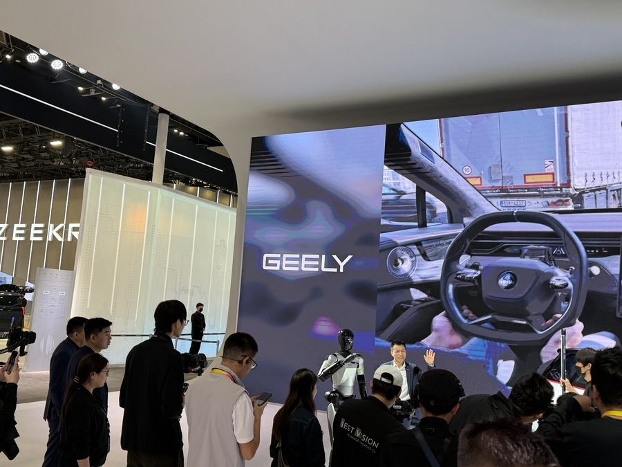 ▲ 지리자동차가 이번 베이징 모터쇼에 전시한 휴머노이드 로봇 워커 S가 관람객을 따라 손을 흔들고 있다.ⓒ김서연 기자