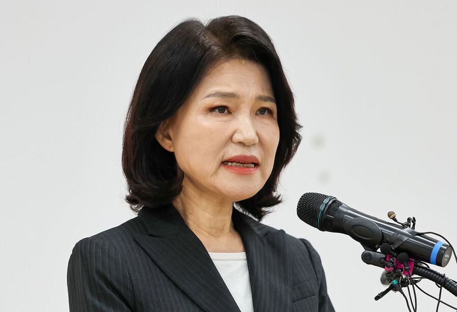 ▲ 국민의힘 대구시장 경선에서 컷오프(공천 배제)된 이진숙 전 방송통신위원장이 25일 오전 대구 수성구 국민의힘 대구시당에서 6·3 지방선거 대구시장 불출마 뜻을 밝히고 있다. ⓒ뉴시스