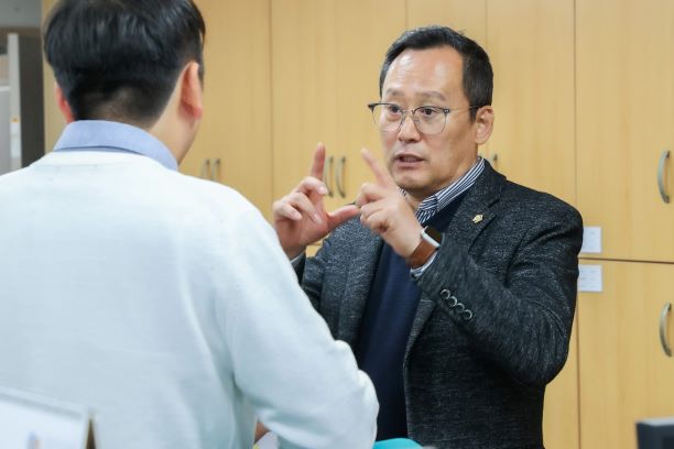 ▲ 홍성근 의원은 초선임에도 불구하고 입법 현장과 정책 연구를 종횡무진하며 ‘실무에 능한 정책통’이라는 평가를 받았다.ⓒ홍성근 의원측