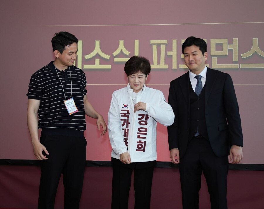 ▲ 강은희 예비후보가 두명 아들들과 함께 흰색 선거운동복을 입으며 의지를 가다듬고 있다.ⓒ강은희 예비후보실