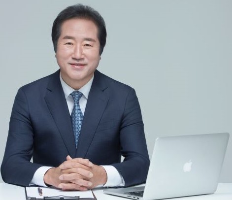 ▲ 홍영표 예비후보의 일성은 ‘변화’와 ‘연결’이었다. 15년 넘게 지역 현장을 누벼온 실무 전문가로서, 이제는 중앙의 힘을 울릉으로 끌어오겠다는 각오다.ⓒ홍영표 예비후보실