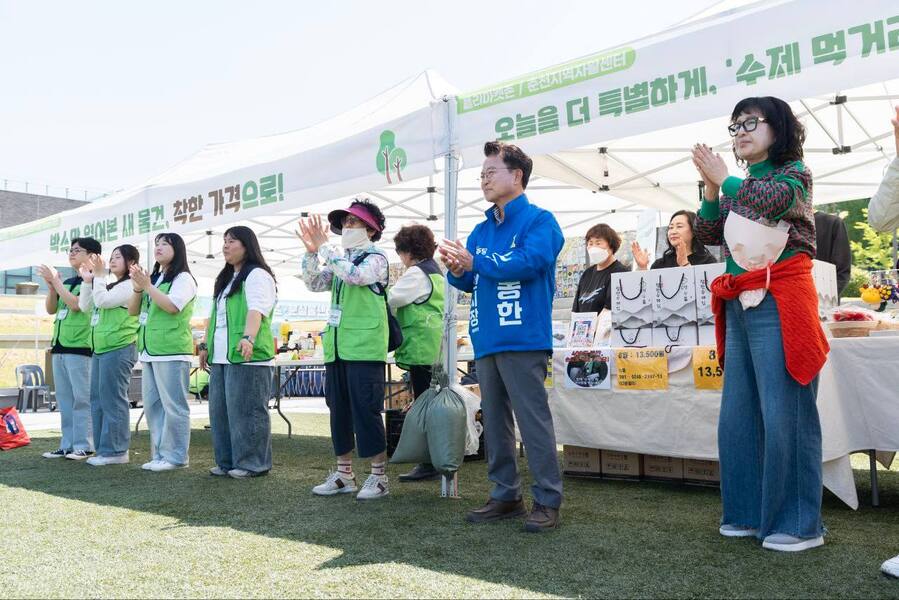▲ 육동한 더불어민주당 춘천시장 후보가 25일 춘천시청 광장에서 열린 '초록지구, 내가 GREEN춘천 초록지구의 날 축제'에 참석해 아이들, 시민과 함께 체험 프로그램에 참여하고 있다. ⓒ육동한 후보 캠프 제공