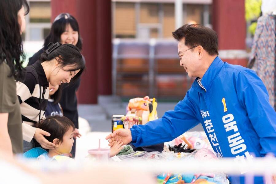▲ 육동한 더불어민주당 춘천시장 후보가 25일 춘천시청 광장에서 열린 '초록지구, 내가 GREEN춘천 초록지구의 날 축제'에 참석해 아이들과 눈높이를 맞추며 대화하고 있다. ⓒ육동한 후보 캠프 제공