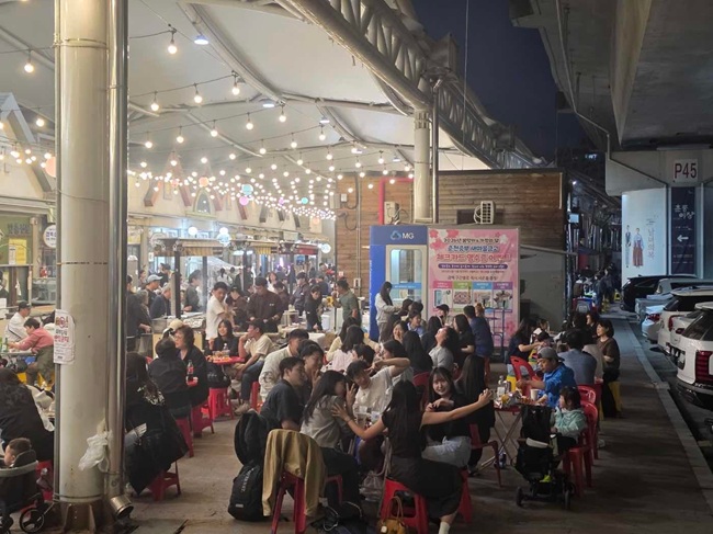 [포토뉴스] 주말 밤마다 붐비는 '춘천 야시장' 모습