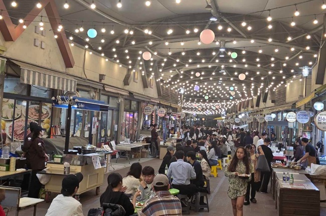 ▲ 춘천 후평시장에서는 '후평어울야시장'이 열린다. 야시장은 오는 10월 31일까지 매주 금~토 오후 6시부터 10시 30분까지 열린다. 이밖에 번개시장 일원에서 '토요 번개야시장'이 매주 토요일 운영된다. 올해 번개야시장은 10월 10일까지 매주 토요일 오후 5시부터 9시까지 운영된다. 현충일과 7월에는 휴장한다. ⓒ춘천시