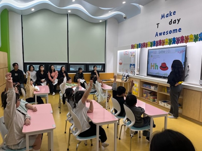 ▲ 지난주 진행된 화천커뮤니티센터 초등 돌봄 교실 학부모 참관 영어 수업 모습. ⓒ화천군