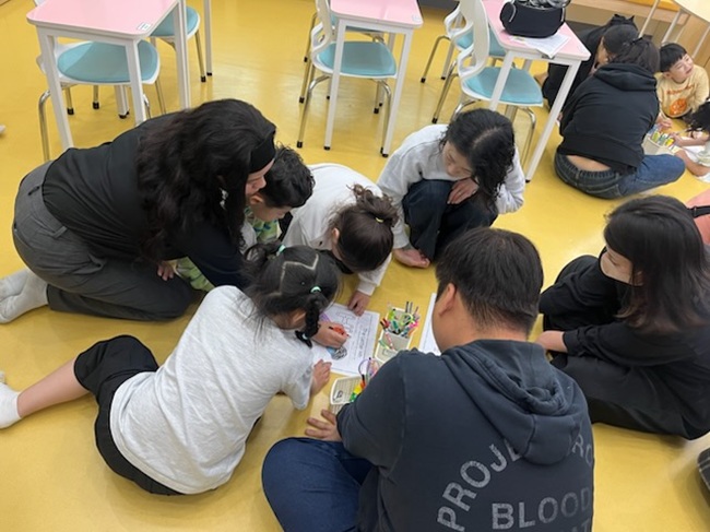 ▲ 지난주 진행된 화천커뮤니티센터 초등 돌봄 교실 학부모 참관 영어 수업 모습. ⓒ화천군