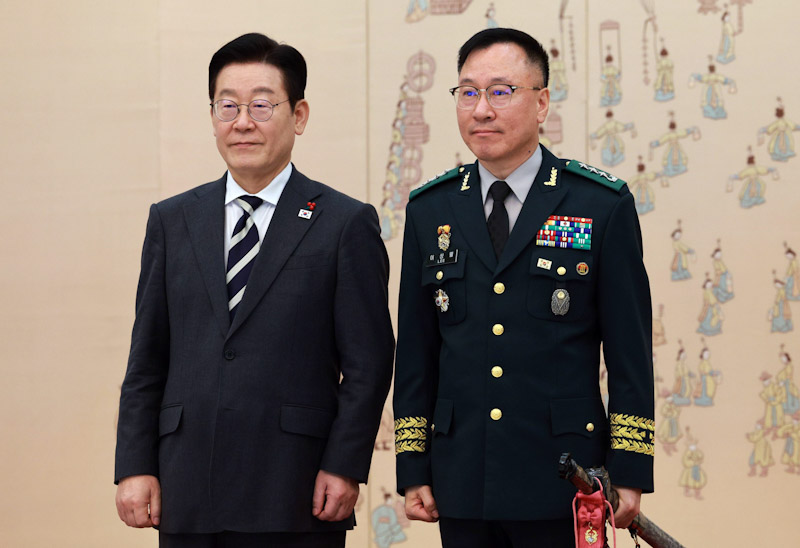 ▲ 이재명 대통령이 지난 1월 16일 청와대 본관에서 열린 3성 장군 진급·보직 신고 및 수치 수여식에서 이상렬 육군 3군단장(중장)과 기념 촬영하는 모습. 결과적으로 이상렬 장군은 소장에서 불과 5개월 만에 대장으로 초고속 진급해 지상작전사령관에 임명됐다. ⓒ뉴시스